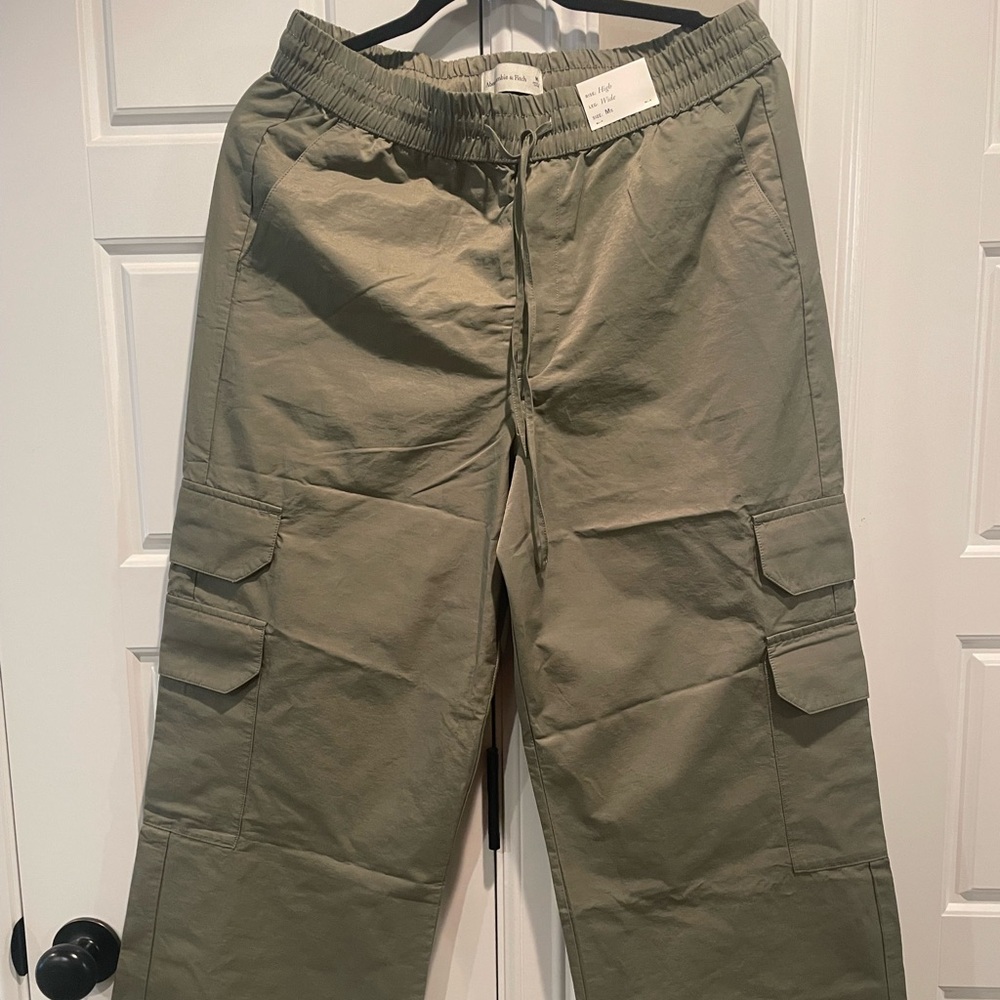 Abercrombie & Fitch Green Cargo Pants with Relaxed Fit